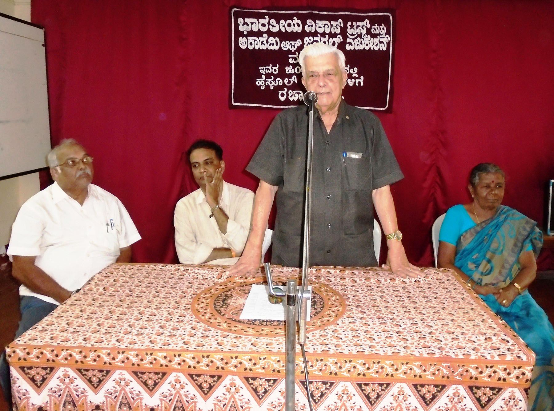 ವಿದ್ಯಾರ್ಥಿಗಳು ತೆರೆದ ಮನದವರಾಗಬೇಕು:ಡಾ.ಶಾಂತಾರಾಂ